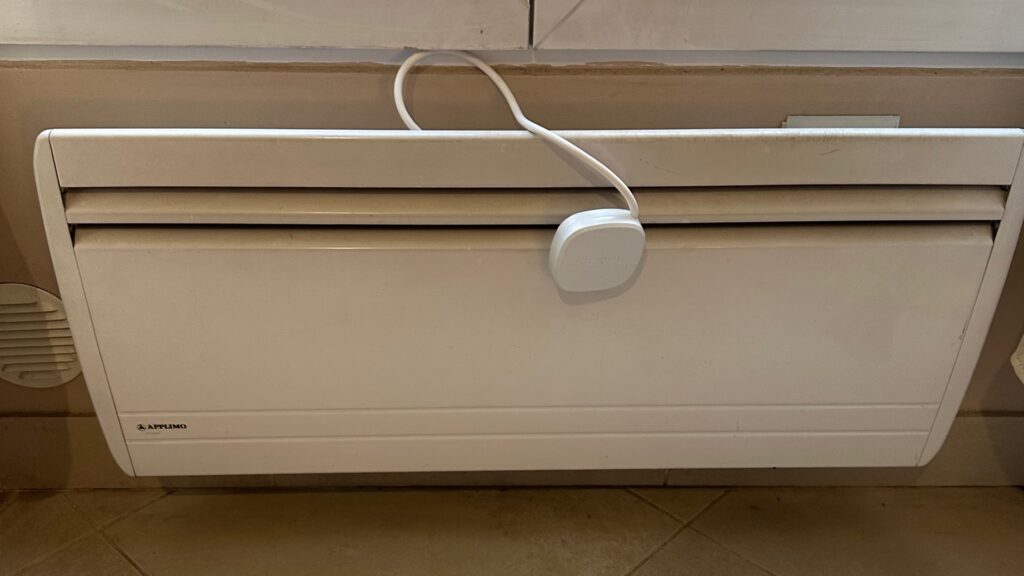 Le Heatzy Pilote est assez grand, mais on peut le cacher facilement derrière un radiateur. // Source : Numerama Le Heatzy Pilote est assez grand, mais on peut le cacher facilement derrière un radiateur. // Source : Numerama