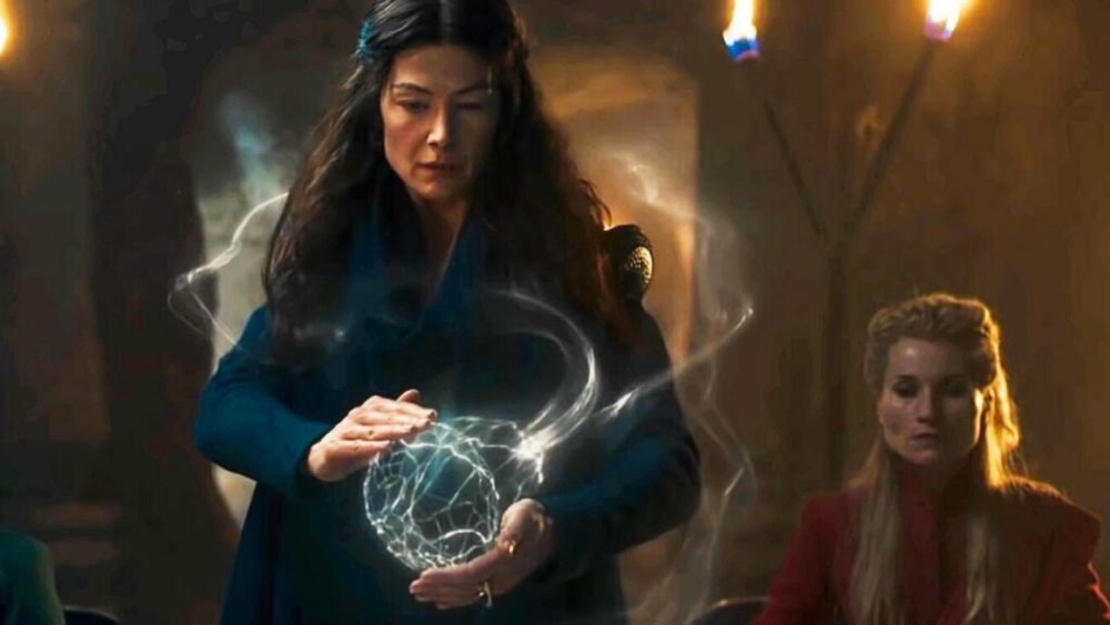 Rosamund Pike dans La Roue du Temps // Source : Amazon Studios Rosamund Pike dans La Roue du Temps // Source : Amazon Studios