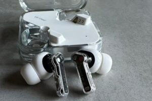 Les écouteurs Nothing ear (2) // Source : Maxime Claudel pour Numerama Les écouteurs Nothing ear (2) // Source : Maxime Claudel pour Numerama