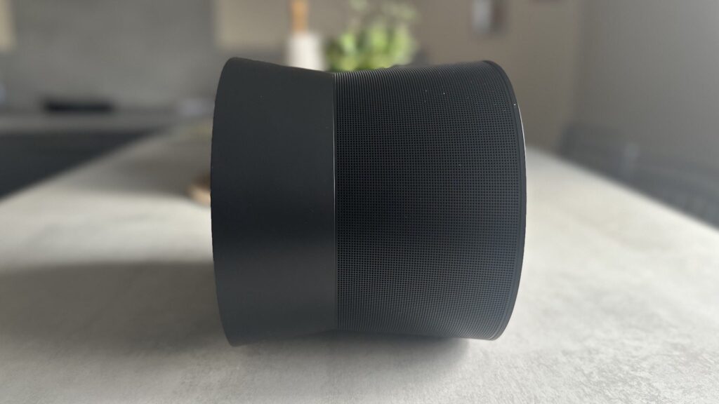 La Sonos Era 300, vue de profil // Source : Maxime Claudel pour Numerama La Sonos Era 300, vue de profil // Source : Maxime Claudel pour Numerama