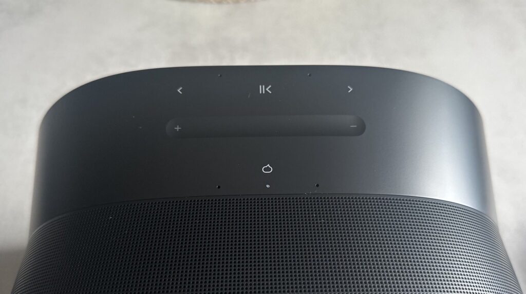 Les commandes tactiles de la Sonos Era 300 // Source : Maxime Claudel pour Numerama Les commandes tactiles de la Sonos Era 300 // Source : Maxime Claudel pour Numerama