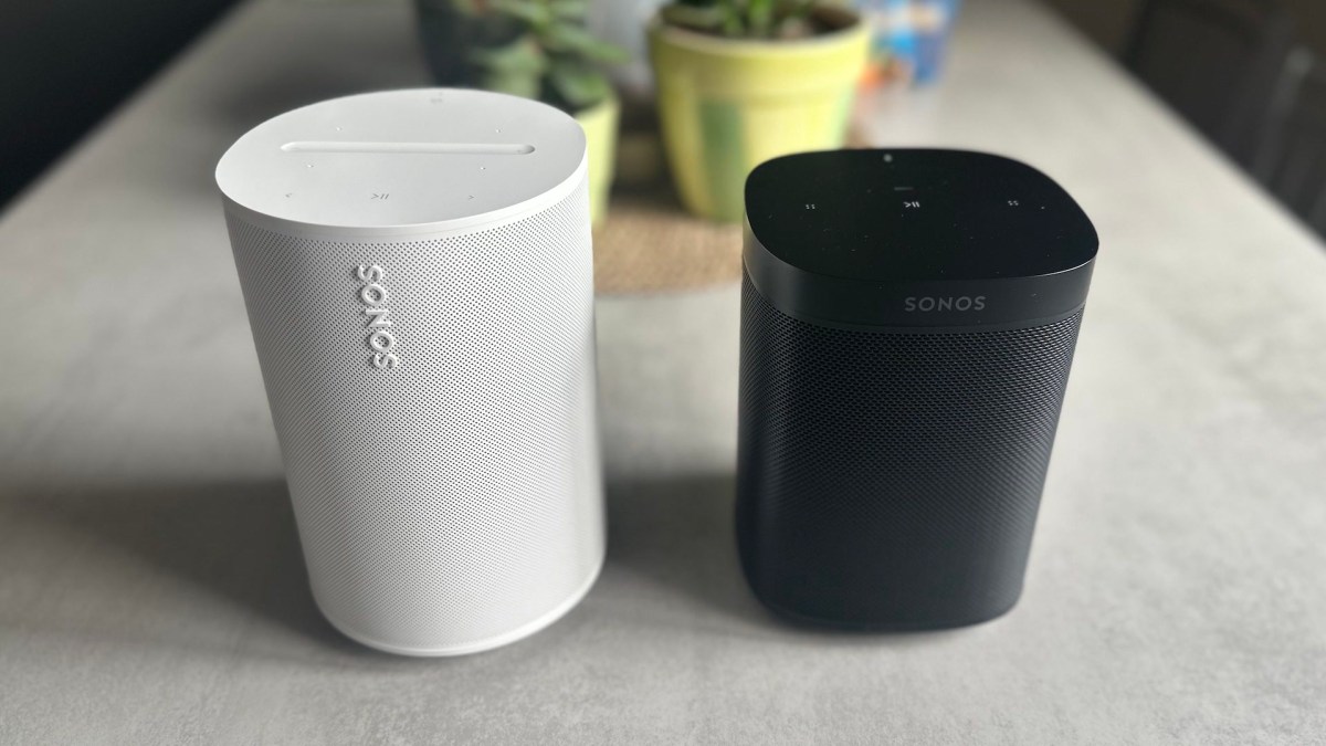 Sonos Era 100 et Sonos One // Source : Maxime Claudel pour Numerama Sonos Era 100 et Sonos One // Source : Maxime Claudel pour Numerama