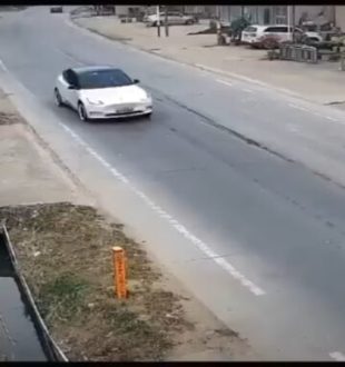 La course de la Tesla Model Y a été enregistrée par des caméras de surveillance // Source : YouTube La course de la Tesla Model Y a été enregistrée par des caméras de surveillance // Source : YouTube