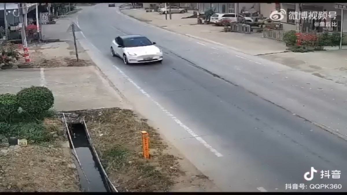 La course de la Tesla Model Y a été enregistrée par des caméras de surveillance // Source : YouTube