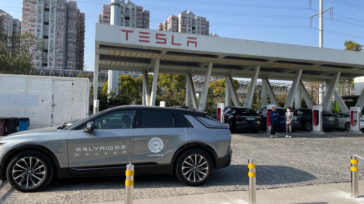 Cadillac Lyriq devant Tesla Supercharger // Source : Capture d'écran Twitter/JayInShanghai Cadillac Lyriq devant Tesla Supercharger // Source : Capture d'écran Twitter/JayInShanghai