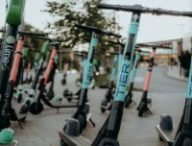 L'usage des trottinettes électriques sera plus encadré // Source : Photo de Jonas Jacobsson sur Unsplash
