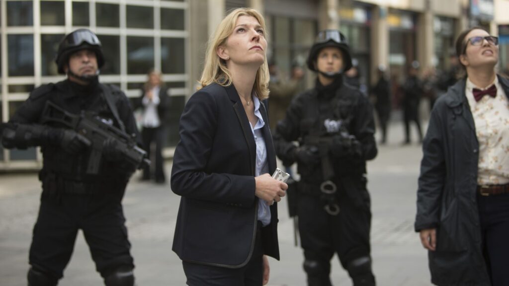 Kate Stewart (Redgrave) dans Doctor Who. // Source : BBC Kate Stewart (Redgrave) dans Doctor Who. // Source : BBC