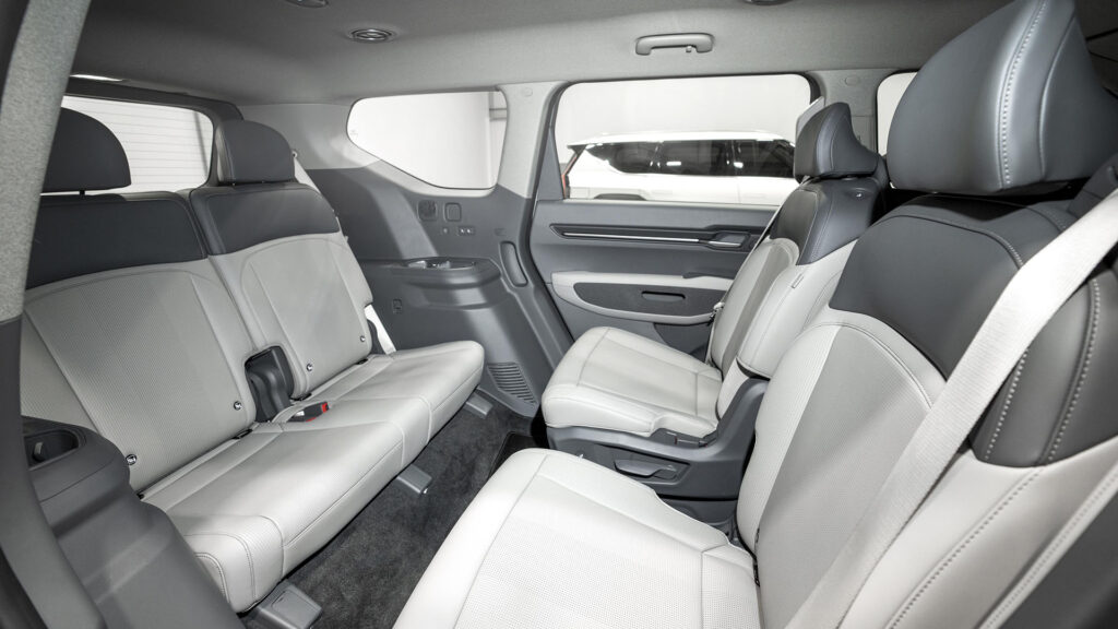 Les sièges du rang 2 pivotent dans le Kia EV9 // Source : Kia Les sièges du rang 2 pivotent dans le Kia EV9 // Source : Kia