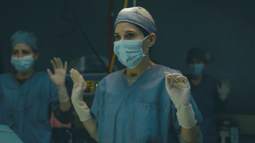 Laura Bailey dans l'épisode 9 de The Last of Us, en infirmière. // Source : HBO Laura Bailey dans l'épisode 9 de The Last of Us, en infirmière. // Source : HBO