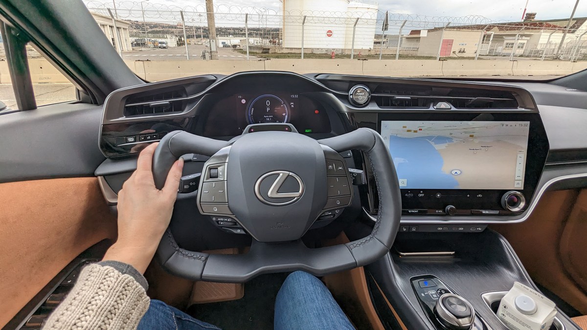 test du Volant Papillon Lexus // Source : Raphaelle Baut test du Volant Papillon Lexus // Source : Raphaelle Baut