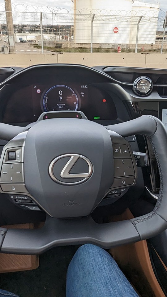 test du Volant Papillon Lexus // Source : Raphaelle Baut test du Volant Papillon Lexus // Source : Raphaelle Baut