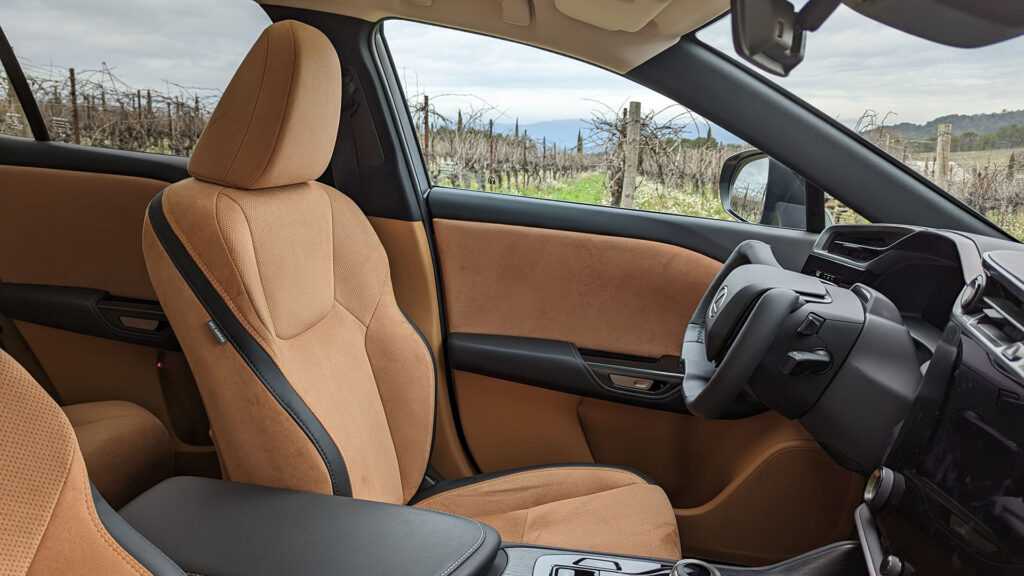 Le volant papillon Lexus offre une vue dégagée devant soi // Source : Raphaelle Baut Le volant papillon Lexus offre une vue dégagée devant soi // Source : Raphaelle Baut