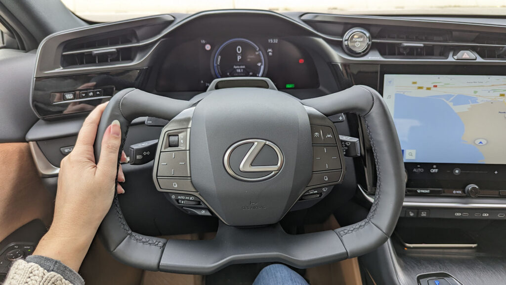 Le volant papillon de Lexus en détails // Source : Raphaelle Baut Le volant papillon de Lexus en détails // Source : Raphaelle Baut