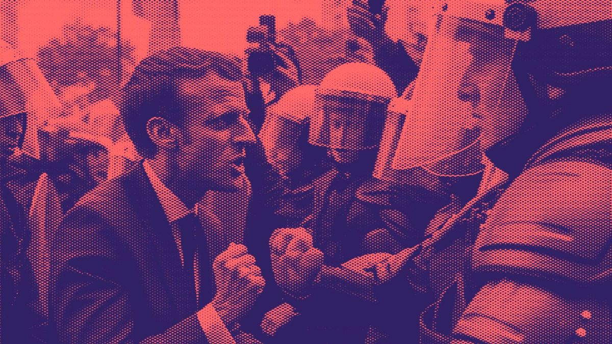 Une fausse photo d'Emmanuel Macron, créée par intelligence artificielle // Source : Reddit / Canva Une fausse photo d'Emmanuel Macron, créée par intelligence artificielle // Source : Reddit / Canva