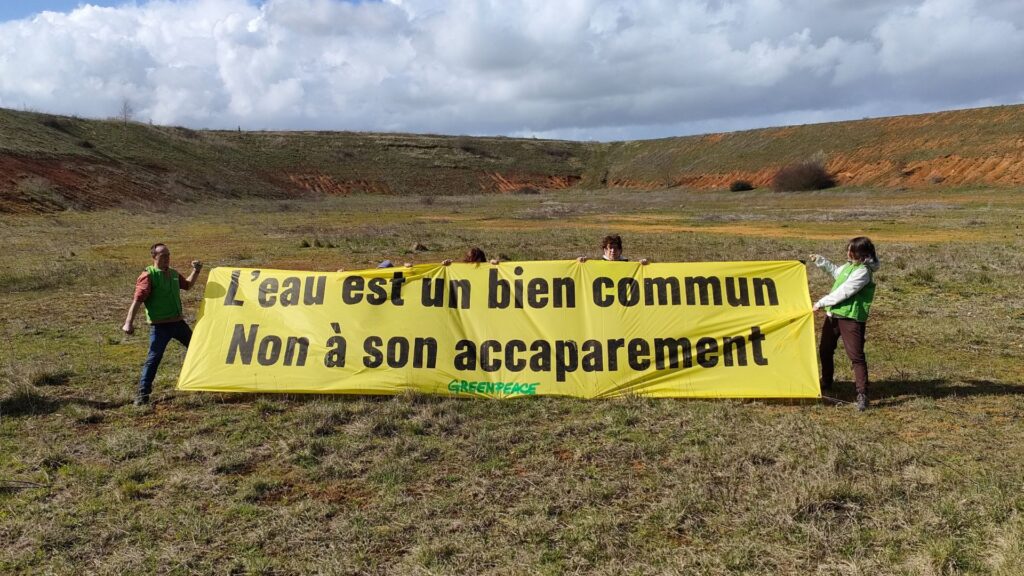 Action militante de Greenpeace à Sainte Soline envers une méga-bassine. // Source : Greenpeace Action militante de Greenpeace à Sainte Soline envers une méga-bassine. // Source : Greenpeace