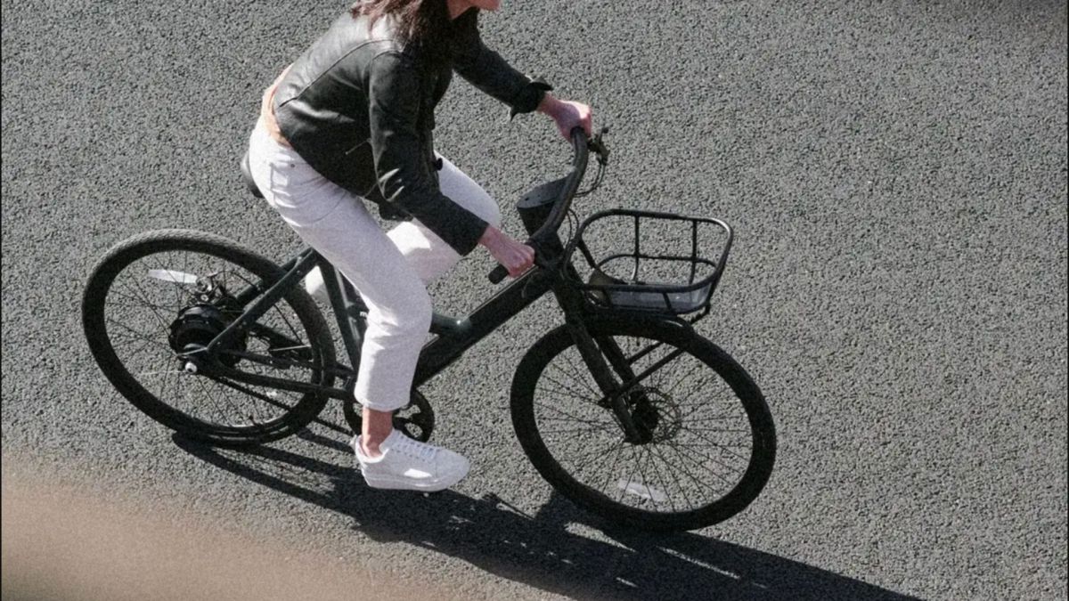 Le vélo électrique en location Motto avec le panier // Source : Motto Le vélo électrique en location Motto avec le panier // Source : Motto