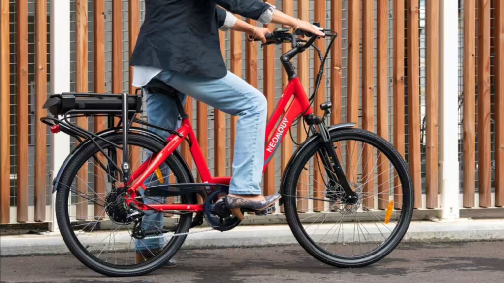 Le vélo Néomouv Sinapia est le vélo électrique en location le moins cher de Decathlon // Source : Decathlon Le vélo Néomouv Sinapia est le vélo électrique en location le moins cher de Decathlon // Source : Decathlon