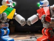 Des robots qui se font un check // Source : Midjourney avec Numerama Des robots qui se font un check // Source : Midjourney avec Numerama