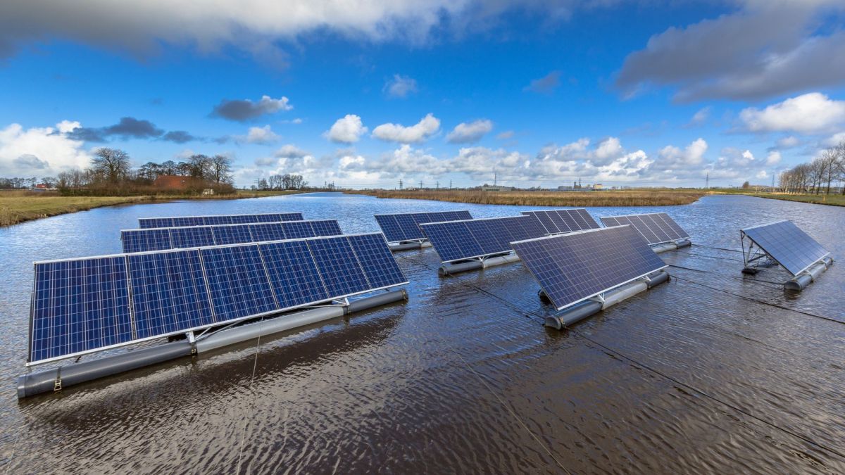 Panneaux solaires flottants // Source : Canva Panneaux solaires flottants // Source : Canva