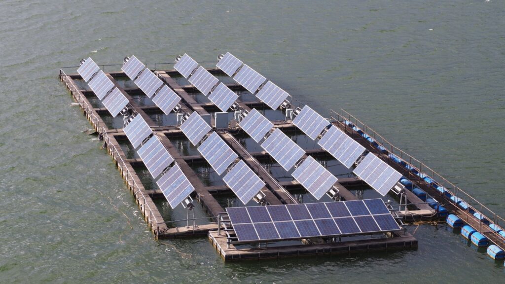Un exemple de panneaux solaires flottants. // Source : Canva Un exemple de panneaux solaires flottants. // Source : Canva