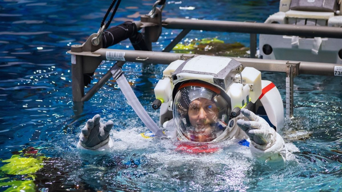 Thomas Pesquet dans la piscine de l'ESA // Source : NASA - B. Stafford (modifié avec Canva) Thomas Pesquet dans la piscine de l'ESA // Source : NASA - B. Stafford (modifié avec Canva)