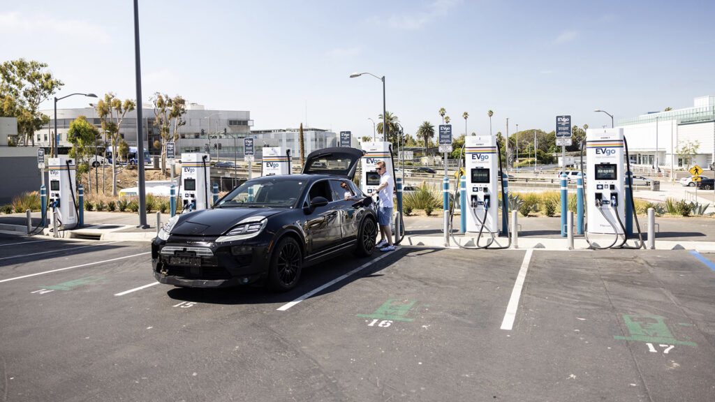 Prototype de Porsche Macan en essai routier // Source : Porsche Prototype de Porsche Macan en essai routier // Source : Porsche