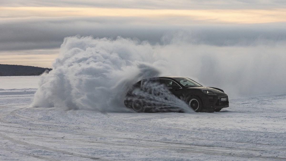 Prototype de Porsche Macan en essai sur neige // Source : Porsche Prototype de Porsche Macan en essai sur neige // Source : Porsche