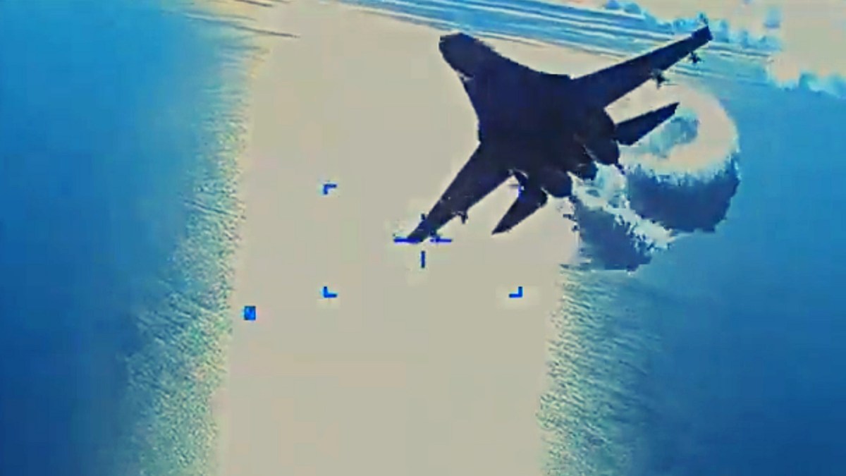 L'avion de chasse russe déversant du carburant. // Source : US Army L'avion de chasse russe déversant du carburant. // Source : US Army