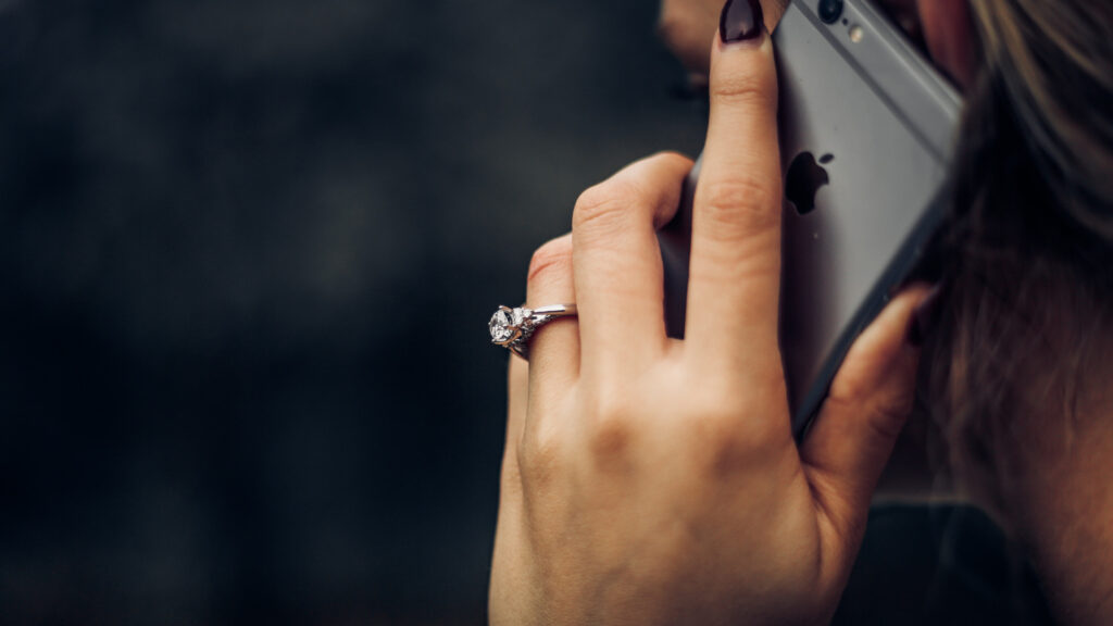 Attention à ces appels, les pirates iront jusqu'à emprunter le nom de vos conseillers pour vous convaincre. // Source : Unsplash Attention à ces appels, les pirates iront jusqu'à emprunter le nom de vos conseillers pour vous convaincre. // Source : Unsplash