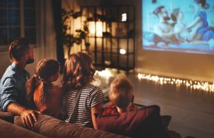 Soirée cinéma // Source : Adobe Stock