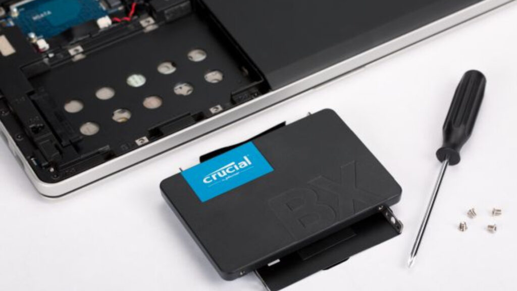 Consultez un tutoriel avant l'instalation de votre SSD si vousn'êtes pas sûr // Source : Crucial Consultez un tutoriel avant l'instalation de votre SSD si vousn'êtes pas sûr // Source : Crucial