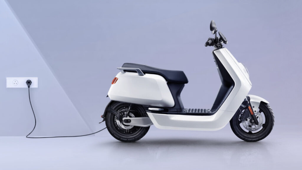 Vous pouvez aussi recharger le batterie directement sur le scooter // Source : Niu Vous pouvez aussi recharger le batterie directement sur le scooter // Source : Niu