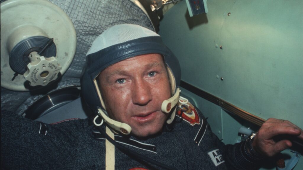 L'astronaute Alexei Leonov à bord d'une capsule Soyouz en 1975 // Source : Picryl et The U.S. National Archives L'astronaute Alexei Leonov à bord d'une capsule Soyouz en 1975 // Source : Picryl et The U.S. National Archives