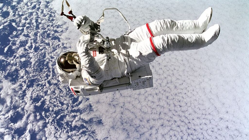 Un astronaute avec d'une combinaison blanche // Source : Wallpaperflare Un astronaute avec d'une combinaison blanche // Source : Wallpaperflare