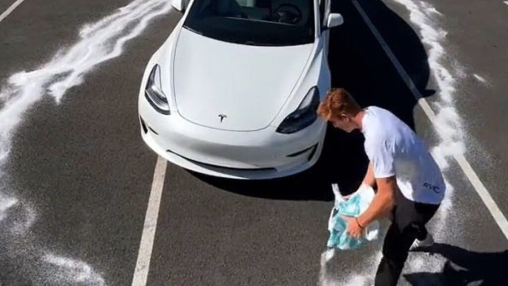 Vidéo du prank Tesla de Kaz Sawyer // Source : KazSawyer sur Tiktok Vidéo du prank Tesla de Kaz Sawyer // Source : KazSawyer sur Tiktok