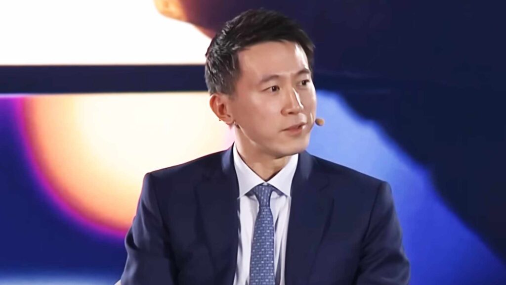 Shou Zi Chew, le PDG de TikTok // Source : YouTube / Bloomberg Shou Zi Chew, le PDG de TikTok // Source : YouTube / Bloomberg