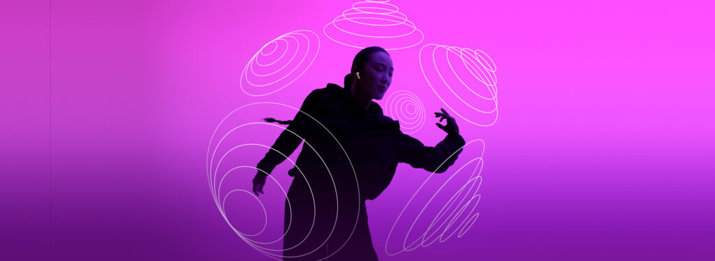 L'audio spatial permet d'émuler la présence de haut-parleurs tout autour d'une personne. // Source : Apple L'audio spatial permet d'émuler la présence de haut-parleurs tout autour d'une personne. // Source : Apple