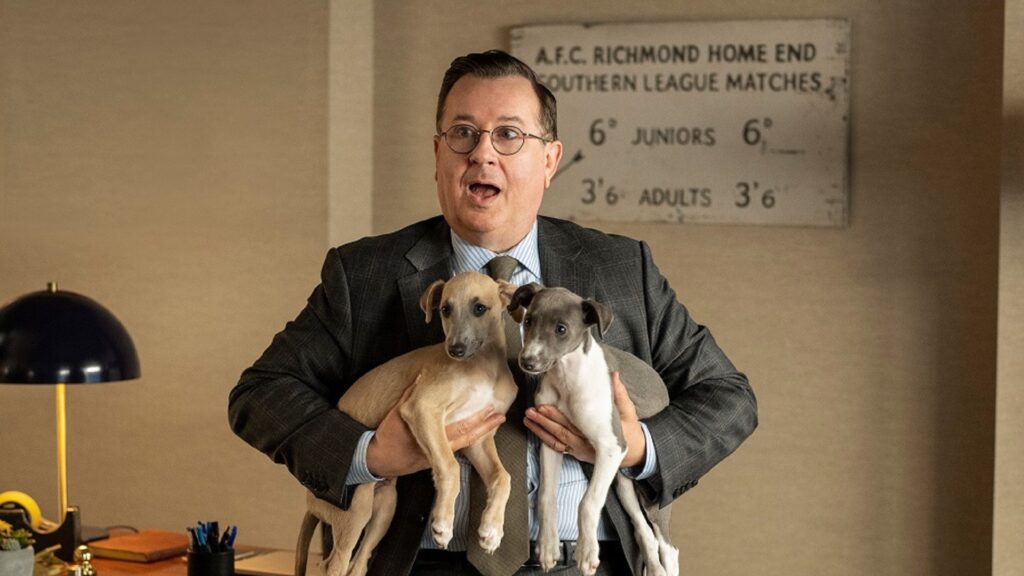 Higgins + des chiens = on fond d'amour // Source : Apple TV+ Higgins + des chiens = on fond d'amour // Source : Apple TV+