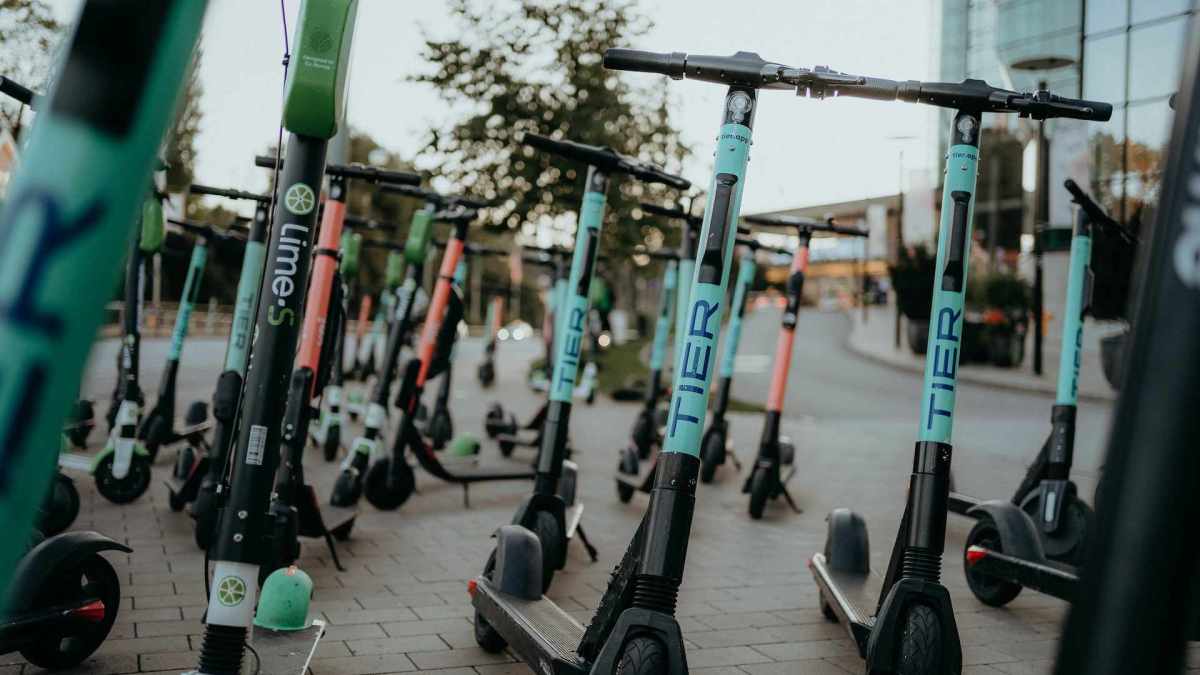 Des trottinettes électriques en libre-service // Source : Jonas Jacobsson / Unsplash Des trottinettes électriques en libre-service // Source : Jonas Jacobsson / Unsplash