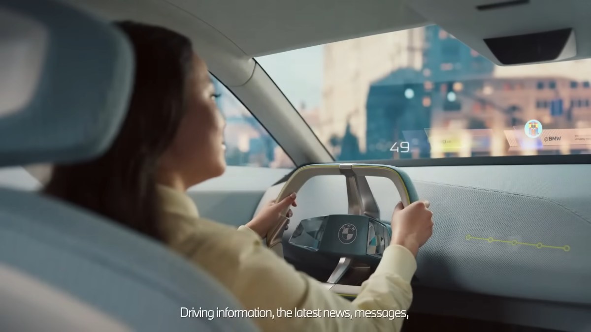 L'affichage du BMW Panoramic Vision // Source : YouTube/BMW L'affichage du BMW Panoramic Vision // Source : YouTube/BMW