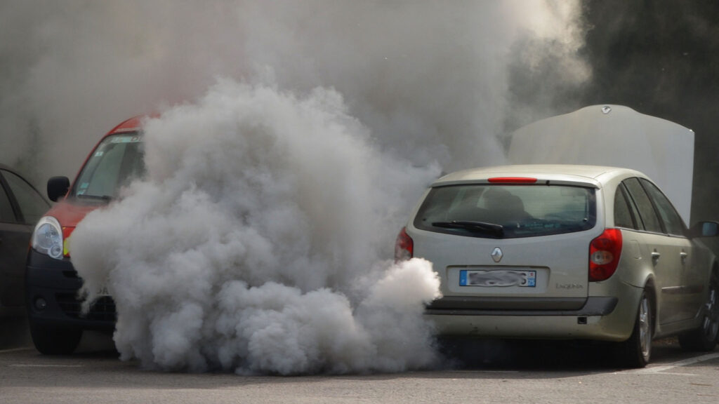Pollution des voitures thermiques et ZFE // Source : Ben_Kerckx - Pixabay Pollution des voitures thermiques et ZFE // Source : Ben_Kerckx - Pixabay