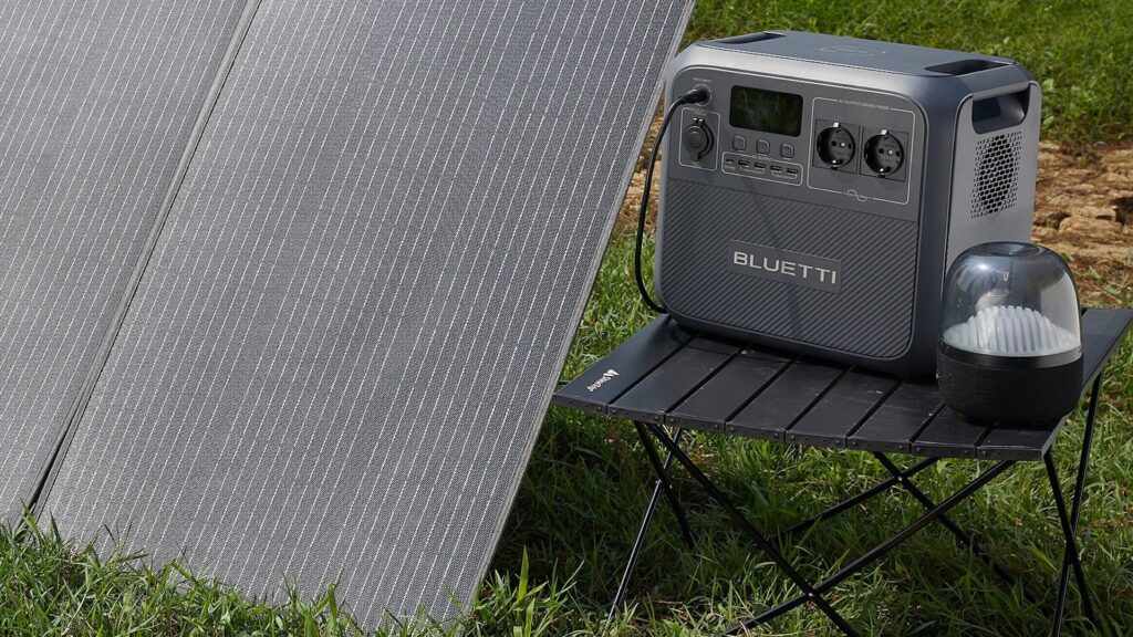 Le générateur Bluetti AC180 est aussi rechargeable grâce à l'énergie solaire // Source : Bluetti Le générateur Bluetti AC180 est aussi rechargeable grâce à l'énergie solaire // Source : Bluetti