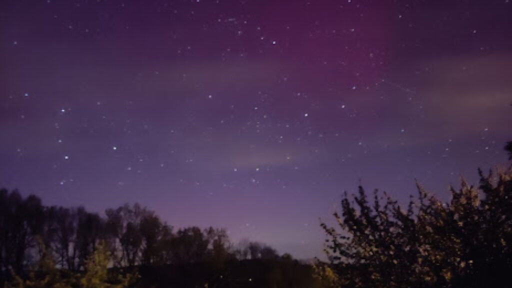 Aurore boréale vue dans le Tarn. // Source : Via Twitter @OwlyCode (photo recadrée) Aurore boréale vue dans le Tarn. // Source : Via Twitter @OwlyCode (photo recadrée)