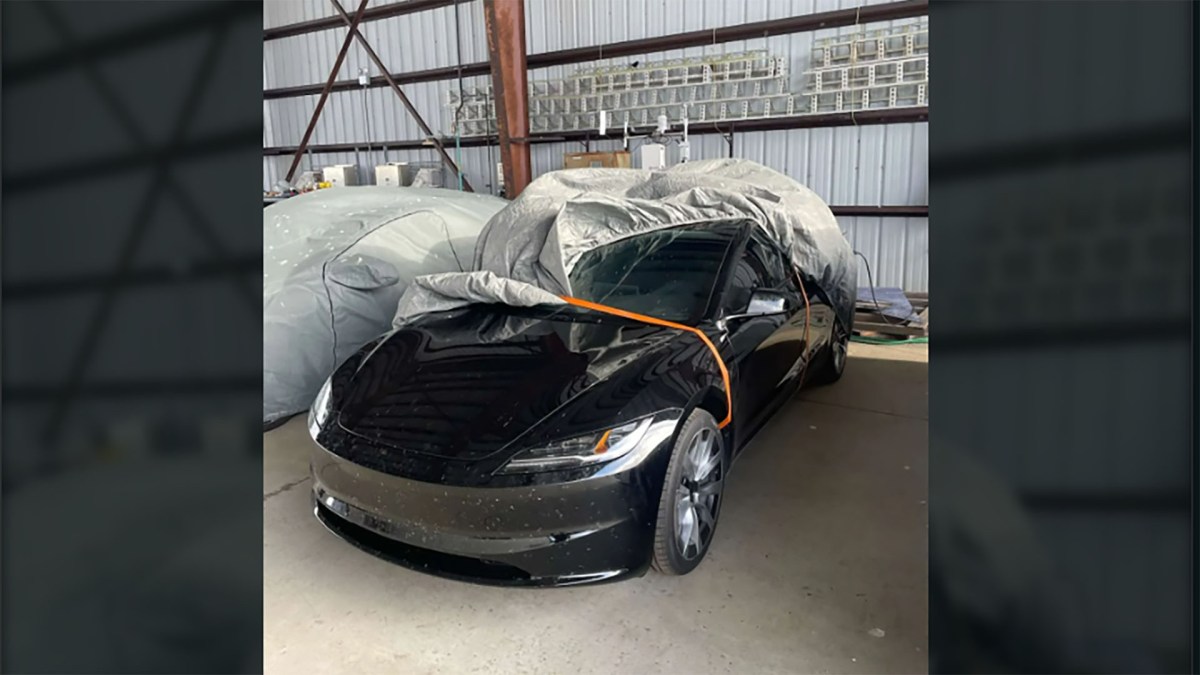 Fuite de la future Model 3 sur reddit // Source : Reddit Fuite de la future Model 3 sur reddit // Source : Reddit