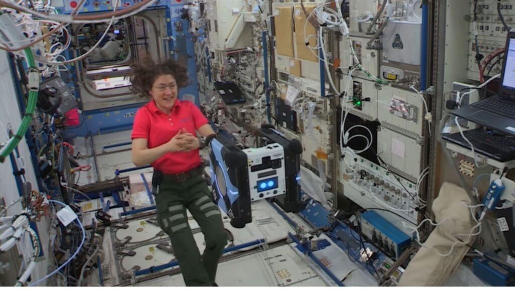 Christina Koch à bord de l'ISS // Source : Capture d'écran Numerama sur la chaine Youtube NASA Johnson Christina Koch à bord de l'ISS // Source : Capture d'écran Numerama sur la chaine Youtube NASA Johnson