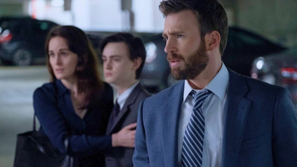 Chris Evans et Michelle Dockery jouent deux parents dans Defending Jacob. // Source : Apple TV+ Chris Evans et Michelle Dockery jouent deux parents dans Defending Jacob. // Source : Apple TV+