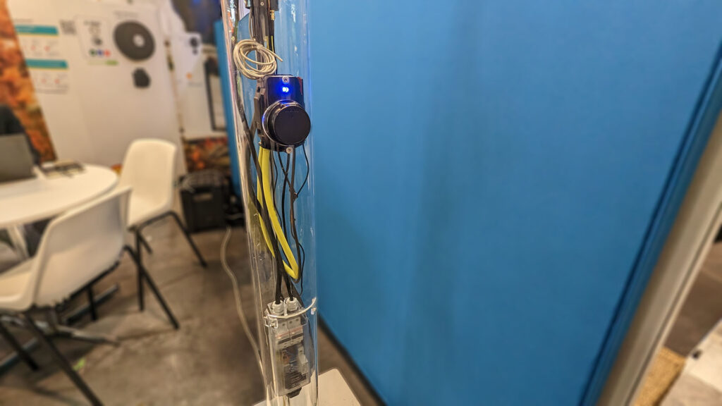 Démonstrateur du salon pour le fonctionnement du lampadaire de recharge Ubricity // Source : Raphaelle Baut Démonstrateur du salon pour le fonctionnement du lampadaire de recharge Ubricity // Source : Raphaelle Baut