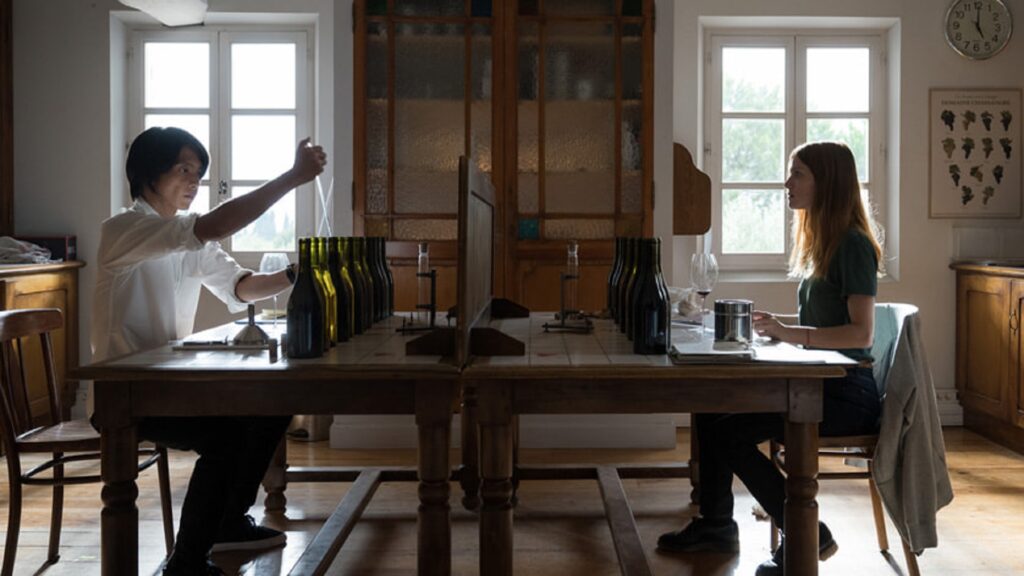 Camille et Issei se battent avec... des mélanges de vins // Source : Apple TV+ Camille et Issei se battent avec... des mélanges de vins // Source : Apple TV+