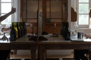 Camille et Issei se battent avec... des mélanges de vins // Source : Apple TV+