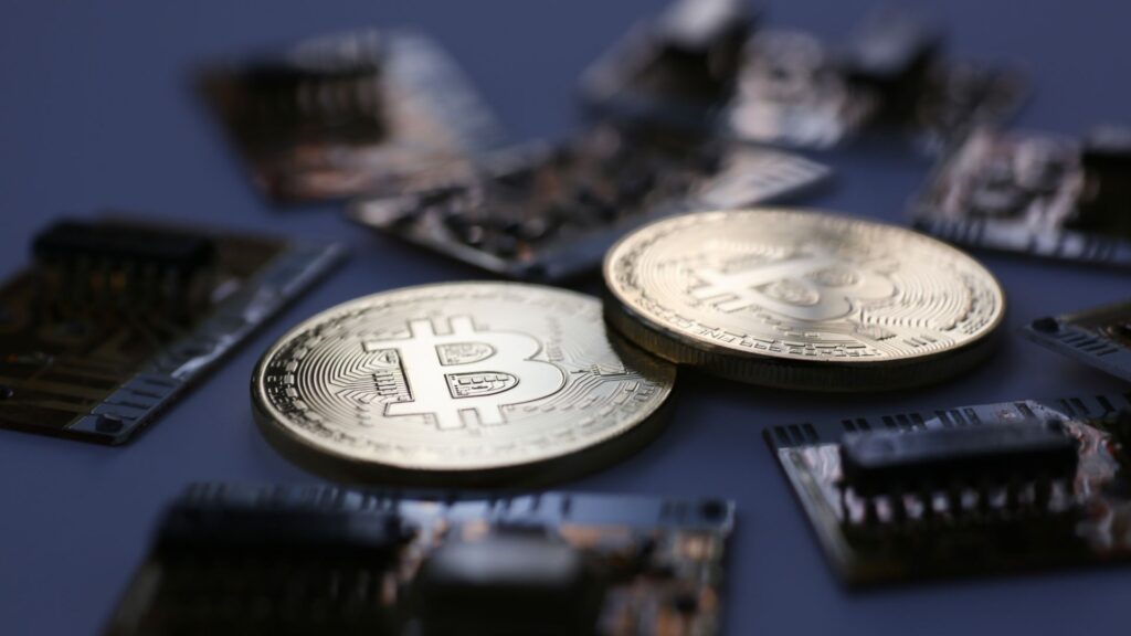Avec le règlement MiCA, l'UE s'impose comme pionnière de la régulation des crypto-monnaies // Source : Canva Avec le règlement MiCA, l'UE s'impose comme pionnière de la régulation des crypto-monnaies // Source : Canva